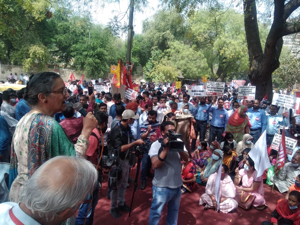 Amarjeet Kaur, General Secretary, AITUC addressing the demonstration at Jantar Mantar, New Delhi on 29 March 2022